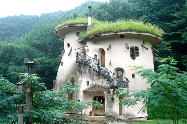 Красивый дом в виде гриба в парке Японии
