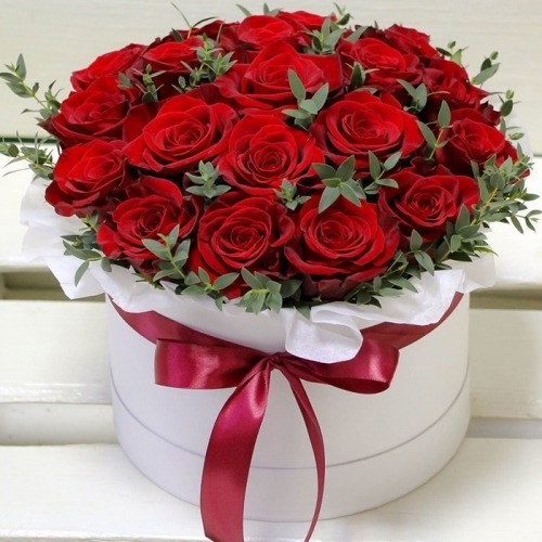 Красивую композицию из роз в шляпной коробке можно подарить на свадьбу, День рождения или приурочить подарок к любому торжеству.