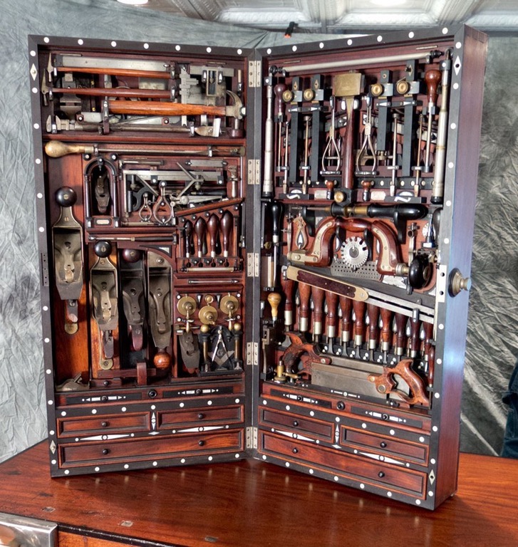 В чемодане размером 99х46х23 см (в закрытом виде) вмещается более 300 уникальных инструментов и приспособлений ручной работы
