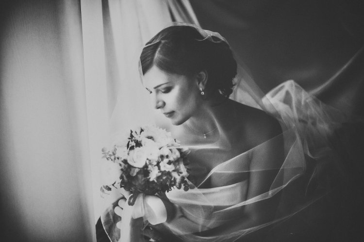 Черно-белый портрет невесты в студии
