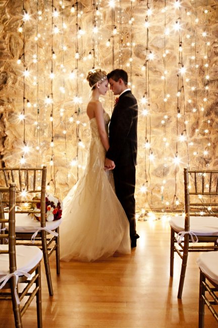 Свадебная фотосессия в студии с лампочками