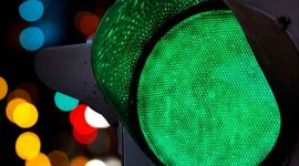 Ampel, grün, go, los, freie Fahrt, http://www.shutterstock.com/de/pic-116908762/stock-photo-green-traffic-light-with-colorful-unfocused-lights-on-a-background.html